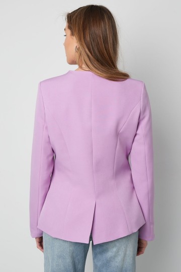 Achterkant lila kleurige blazer