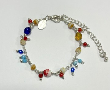 Armband gekleurde hangertjes