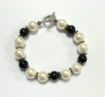 Armband met imitatieparels en zwarte kralen