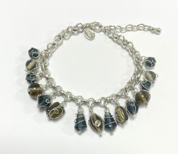 Armband met natuurkleurige hangertjes