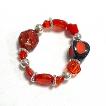 Armband met rood en zilverkleurige kralen