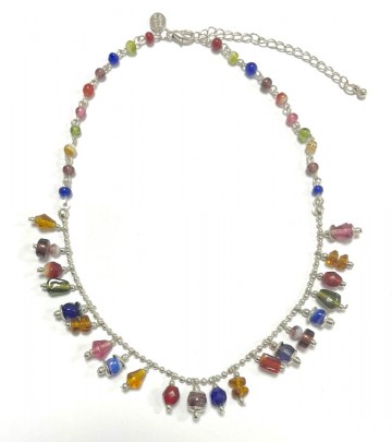 Ketting met gekleurde kralen
