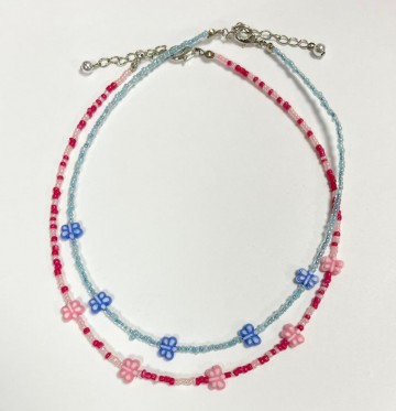 Ketting met kralen en vlinder hangertjes