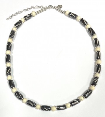Ketting met zwart witte kralen en zilverkleurig details