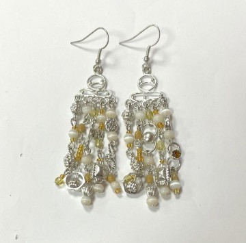 Oorbellen met beige en bruine kralen