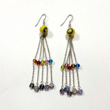 Oorbellen met gekleurde kralen