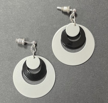 Oorbellen met witte en zwarte ringen