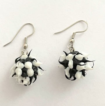 Oorhangers vlammen zwart wit zilverkleurig