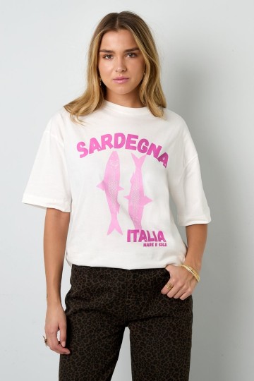Sardenga italia t shirt op model
