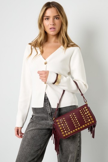 Schoudertasje in wijnrode kleur goudkleurige studs