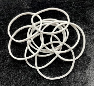 Set met 10 witte armbanden