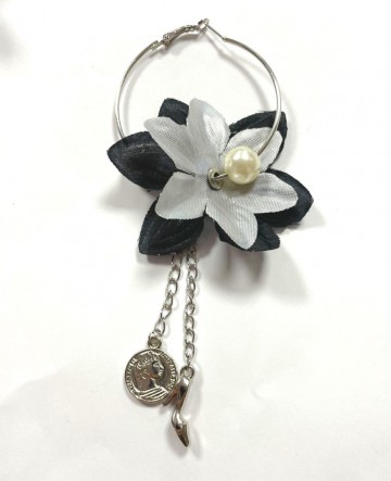 Statement oorbel met zwart grijskleurige bloem hanger